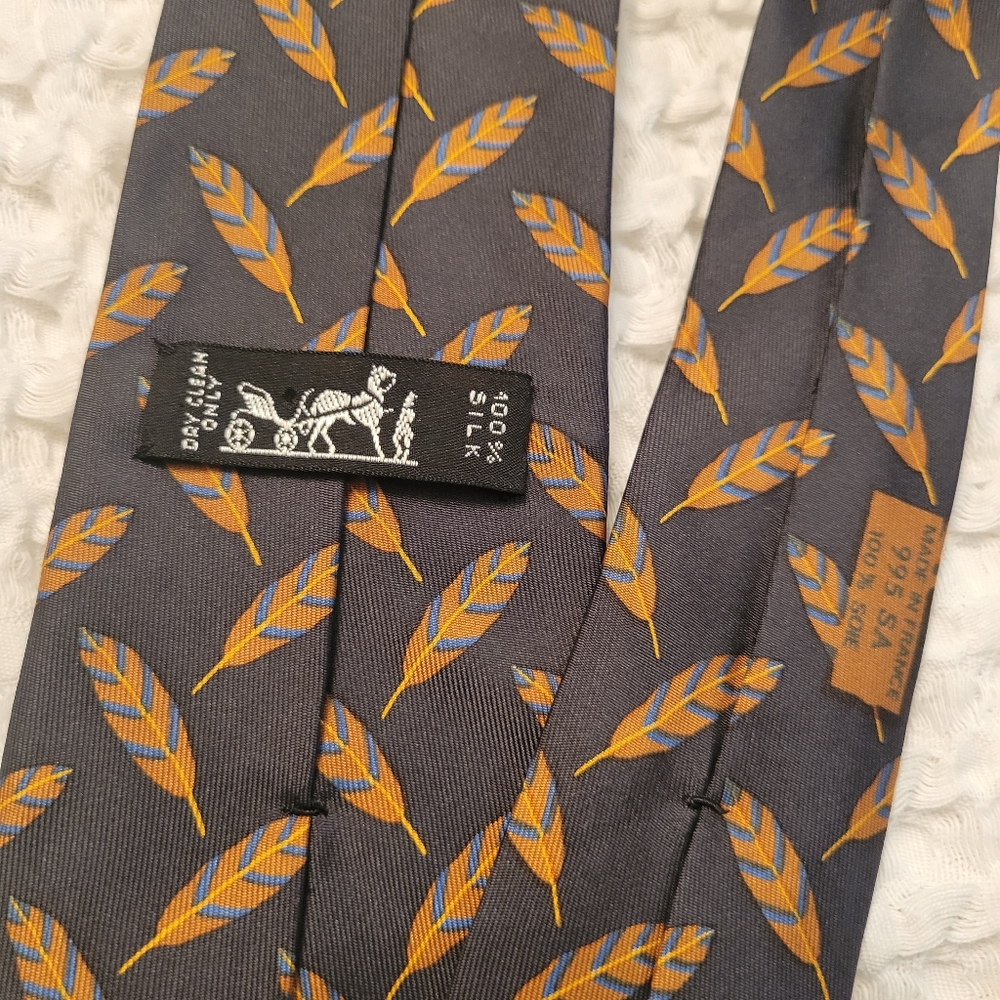 Hermes Authentic Elegant Black and Orange Feather Pattern Tie - Picture 7 of 12